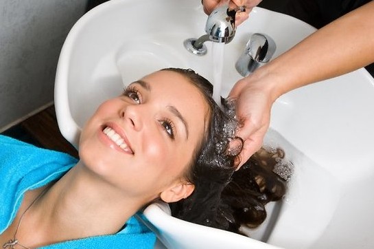 Как мытье головы в салоне влияет на состояние волос