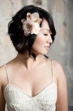 свадебная прическа на короткие волосы с цветком, минимализм