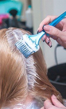 Окрашивание корней волос в салоне