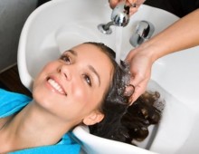 Как мытье головы в салоне влияет на состояние волос